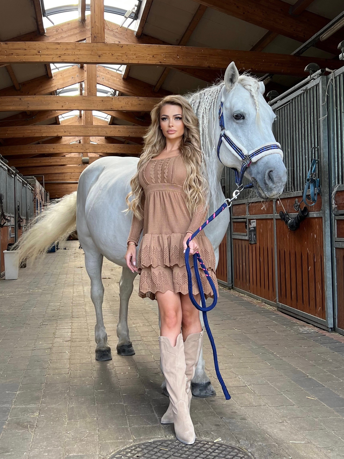 Diana - Karmelowa sukienka dzianinowa z falbankami